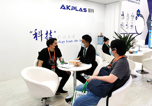 愛科機械參加CHINAPLAS2021，講解注塑機